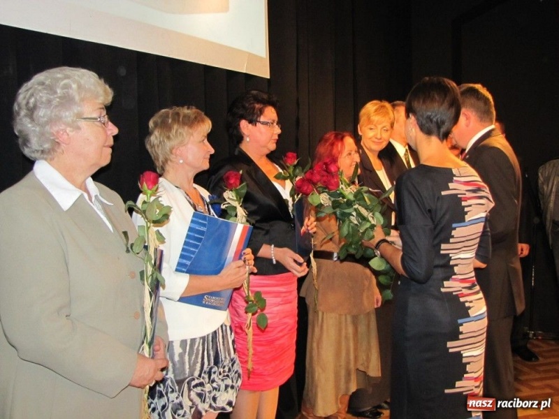 Zdjęcie w galerii na portalu naszraciborz.pl: Starosta wręczył nauczycielskie nagrody wiadomości z regionu