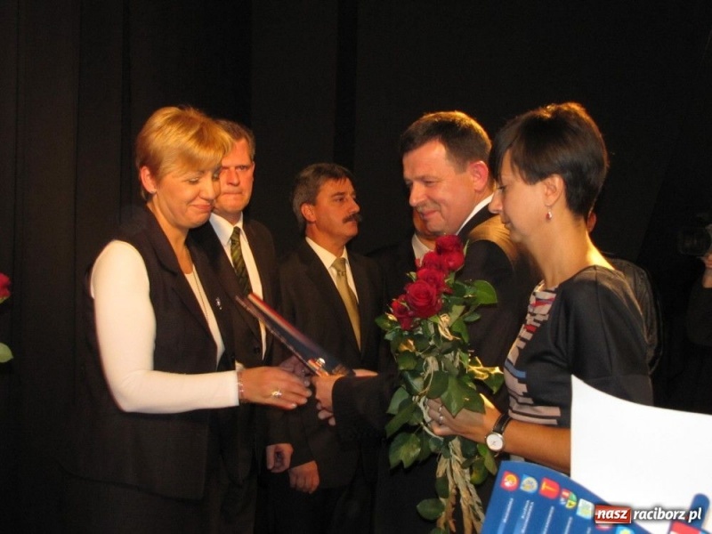 Zdjęcie w galerii na portalu naszraciborz.pl: Starosta wręczył nauczycielskie nagrody wiadomości z regionu