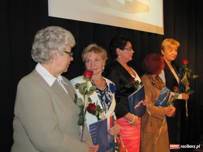 Zdjęcie w galerii na portalu naszraciborz.pl: Starosta wręczył nauczycielskie nagrody wiadomości z regionu