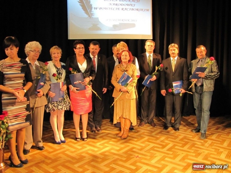 Zdjęcie w galerii na portalu naszraciborz.pl: Starosta wręczył nauczycielskie nagrody wiadomości z regionu