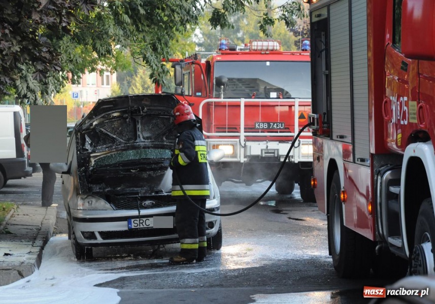 Zdjęcie w galerii na portalu naszraciborz.pl: Na Żorskiej płonęło auto wiadomości z regionu