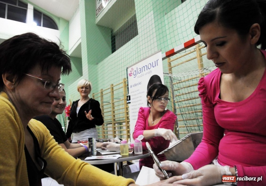 Zdjęcie w galerii na portalu naszraciborz.pl: Panie wylewały siódme poty wiadomości z regionu