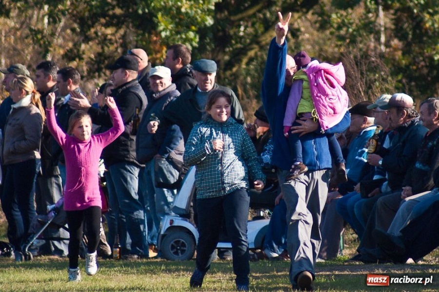 Zdjęcie w galerii na portalu naszraciborz.pl: Punkty dla Raszczyc w meczu na szczycie wiadomości z regionu