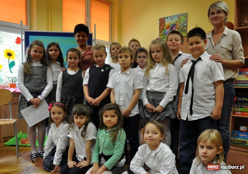 Zdjęcie w galerii na portalu naszraciborz.pl: W SP 13 pasowano świetliki wiadomości z regionu