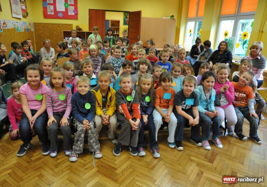 Zdjęcie w galerii na portalu naszraciborz.pl: W SP 13 pasowano świetliki wiadomości z regionu