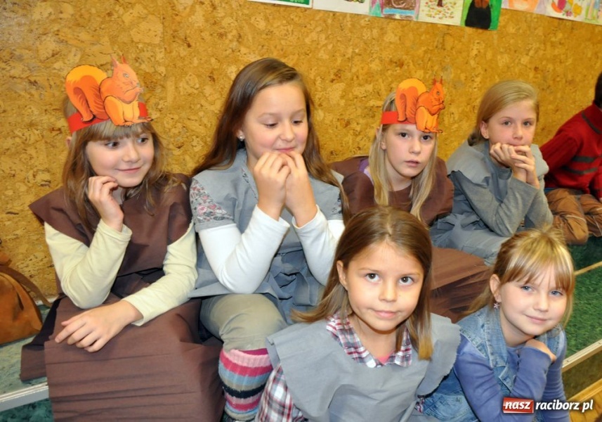 Zdjęcie w galerii na portalu naszraciborz.pl: W SP 13 pasowano świetliki wiadomości z regionu