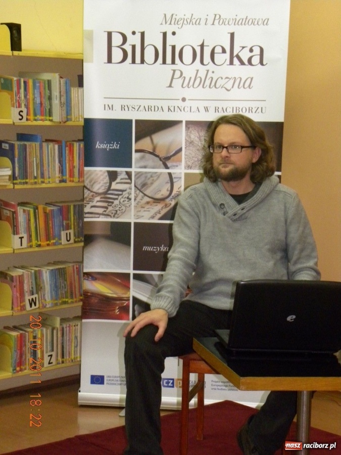 Zdjęcie w galerii na portalu naszraciborz.pl: Objazdowy Wojciech Kuczok w bibliotece wiadomości z regionu