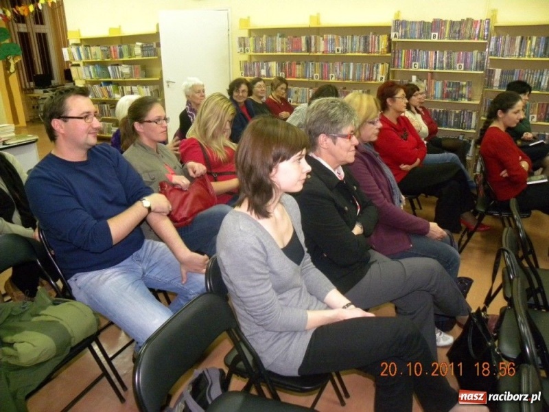 Zdjęcie w galerii na portalu naszraciborz.pl: Objazdowy Wojciech Kuczok w bibliotece wiadomości z regionu