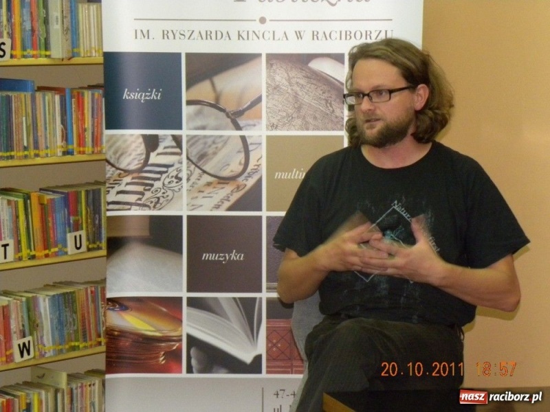 Zdjęcie w galerii na portalu naszraciborz.pl: Objazdowy Wojciech Kuczok w bibliotece wiadomości z regionu