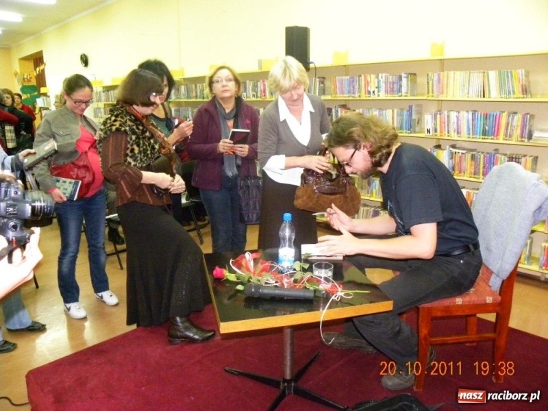 Zdjęcie w galerii na portalu naszraciborz.pl: Objazdowy Wojciech Kuczok w bibliotece wiadomości z regionu