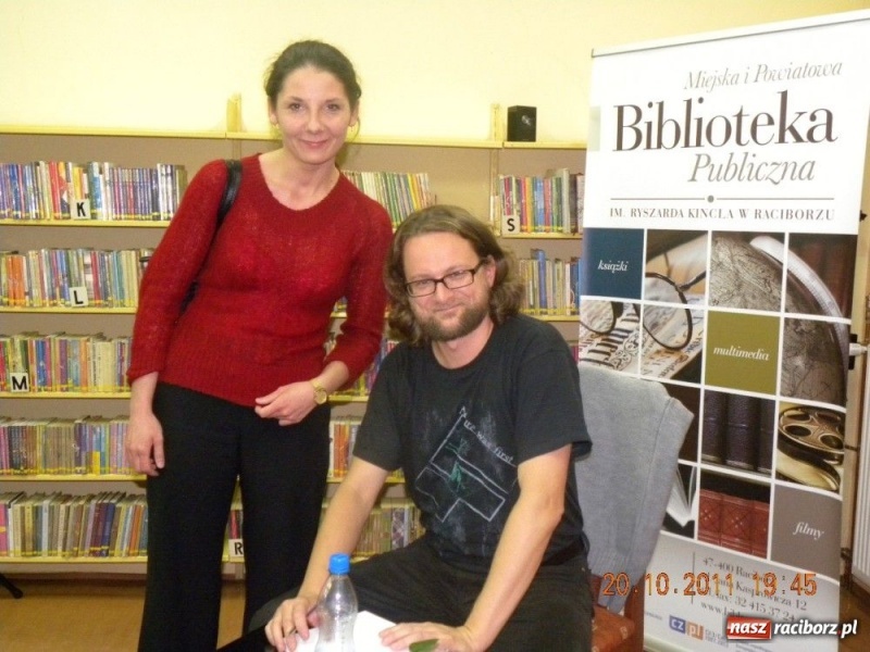 Zdjęcie w galerii na portalu naszraciborz.pl: Objazdowy Wojciech Kuczok w bibliotece wiadomości z regionu