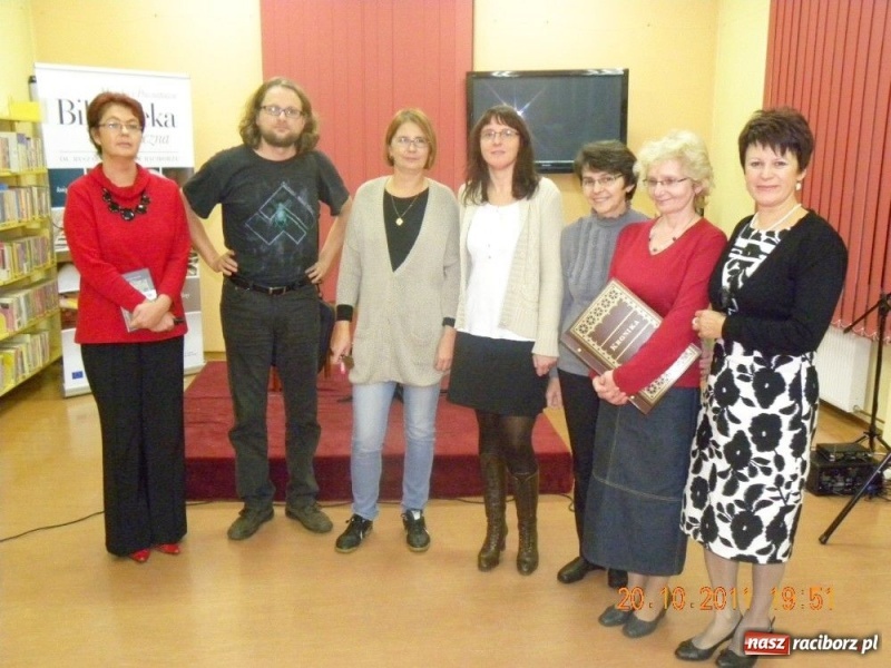 Zdjęcie w galerii na portalu naszraciborz.pl: Objazdowy Wojciech Kuczok w bibliotece wiadomości z regionu