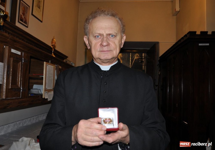 Zdjęcie w galerii na portalu naszraciborz.pl: Relikwie podarował ks. kard. Dziwisz wiadomości z regionu