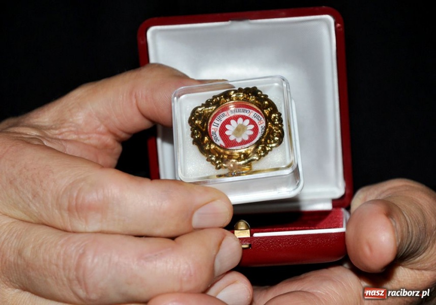 Zdjęcie w galerii na portalu naszraciborz.pl: Relikwie podarował ks. kard. Dziwisz wiadomości z regionu