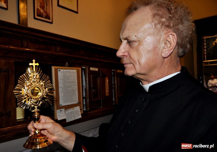 Zdjęcie w galerii na portalu naszraciborz.pl: Relikwie podarował ks. kard. Dziwisz wiadomości z regionu