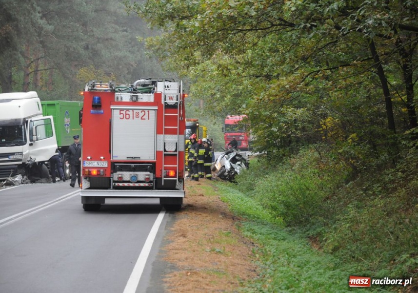 Zdjęcie w galerii na portalu naszraciborz.pl: Czołowe zderzenie TIR-a z citroenem wiadomości z regionu
