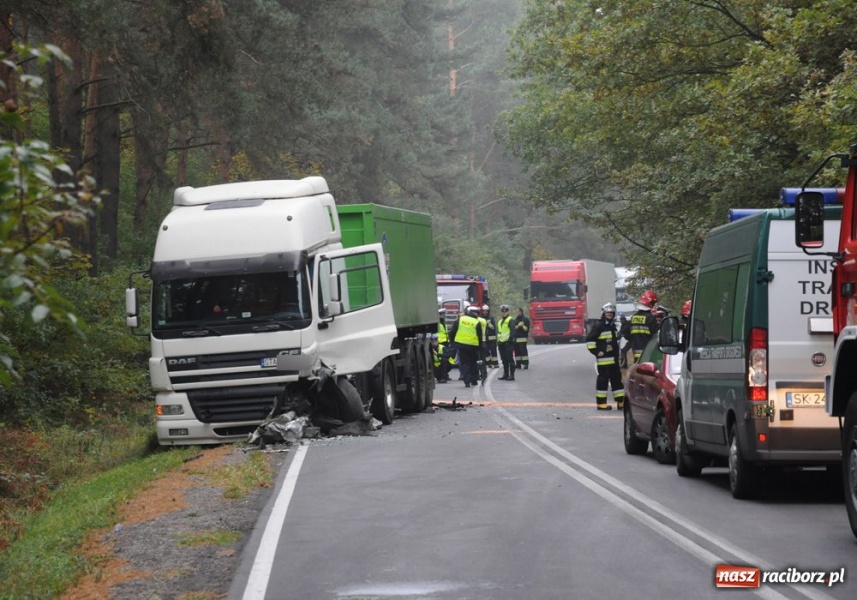 Zdjęcie w galerii na portalu naszraciborz.pl: Czołowe zderzenie TIR-a z citroenem wiadomości z regionu