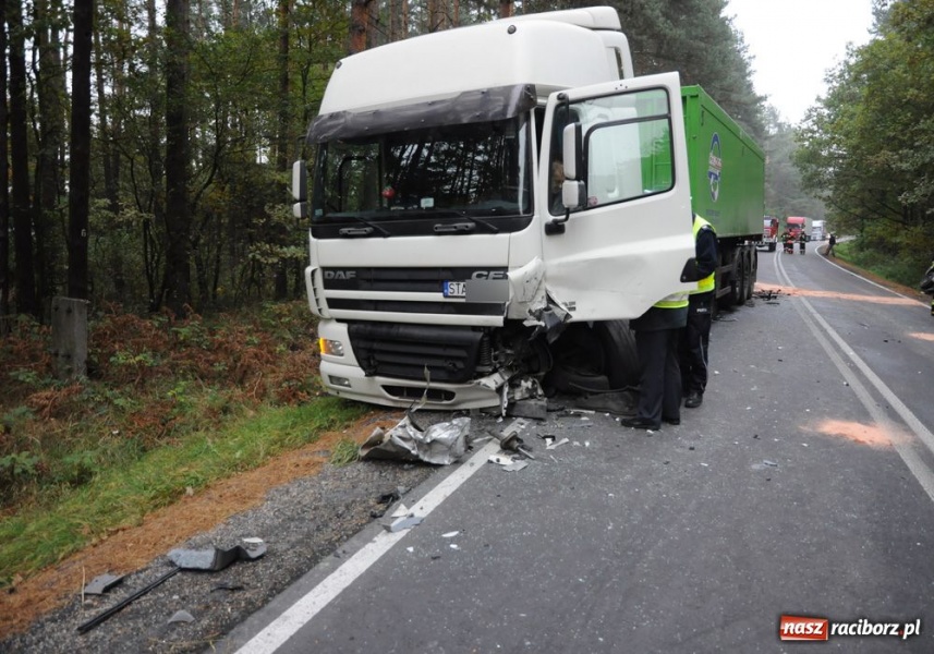 Zdjęcie w galerii na portalu naszraciborz.pl: Czołowe zderzenie TIR-a z citroenem wiadomości z regionu