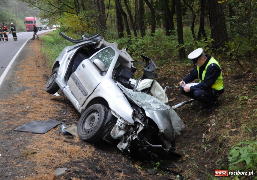 Zdjęcie w galerii na portalu naszraciborz.pl: Czołowe zderzenie TIR-a z citroenem wiadomości z regionu