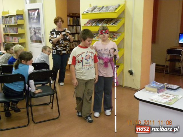 Zdjęcie w galerii na portalu naszraciborz.pl: Biblioteka dzieciom wiadomości z regionu