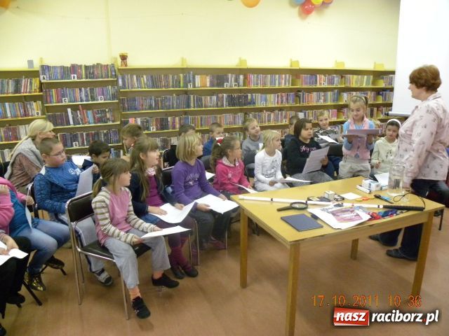 Zdjęcie w galerii na portalu naszraciborz.pl: Biblioteka dzieciom wiadomości z regionu