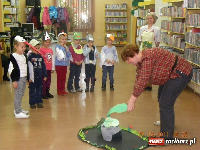 Zdjęcie w galerii na portalu naszraciborz.pl: Biblioteka dzieciom wiadomości z regionu