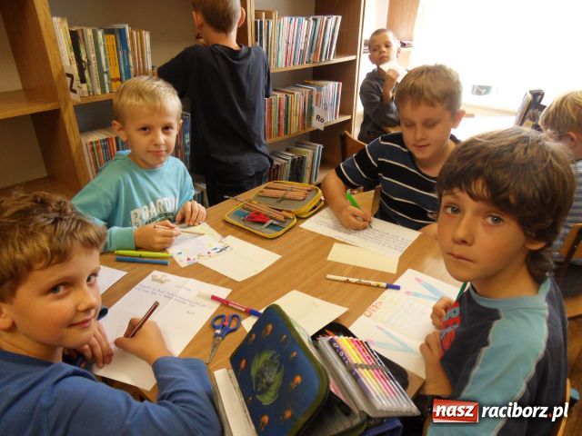 Zdjęcie w galerii na portalu naszraciborz.pl: Biblioteka dzieciom wiadomości z regionu