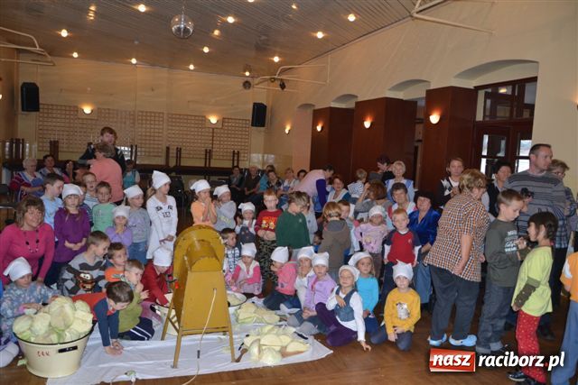 Zdjęcie w galerii na portalu naszraciborz.pl: W Tworkowie kisili kapustę wiadomości z regionu