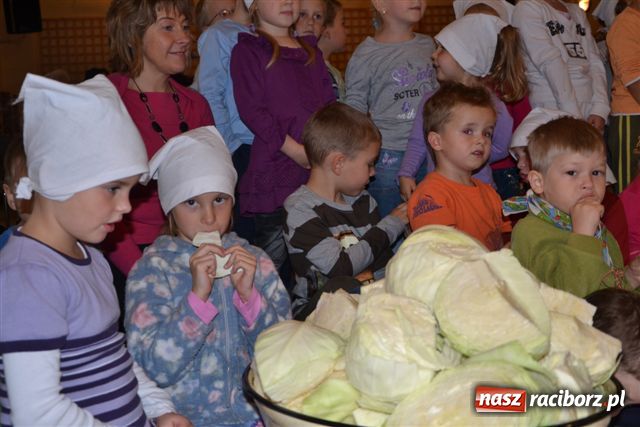 Zdjęcie w galerii na portalu naszraciborz.pl: W Tworkowie kisili kapustę wiadomości z regionu