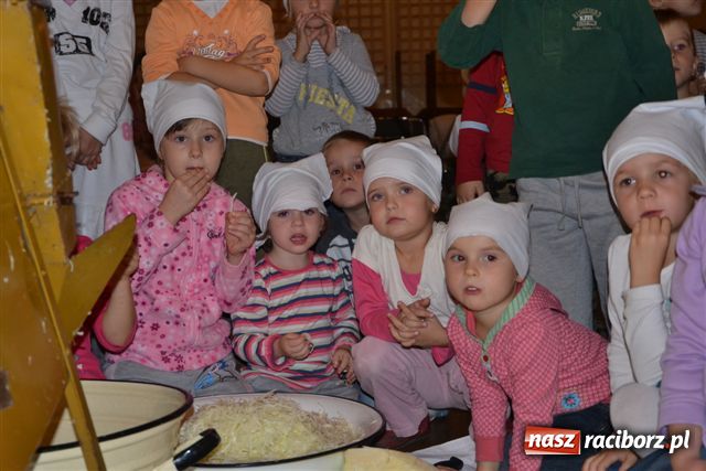 Zdjęcie w galerii na portalu naszraciborz.pl: W Tworkowie kisili kapustę wiadomości z regionu