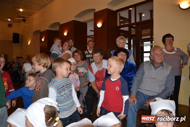 Zdjęcie w galerii na portalu naszraciborz.pl: W Tworkowie kisili kapustę wiadomości z regionu