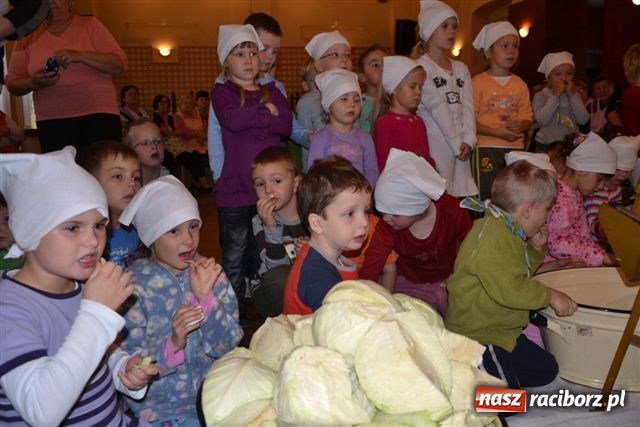Zdjęcie w galerii na portalu naszraciborz.pl: W Tworkowie kisili kapustę wiadomości z regionu