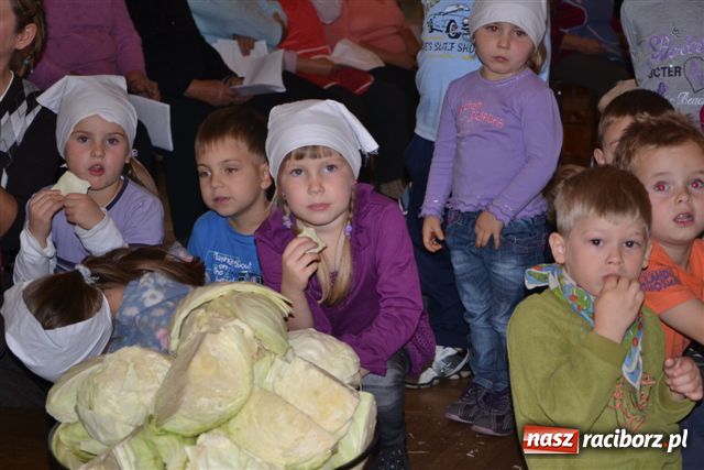 Zdjęcie w galerii na portalu naszraciborz.pl: W Tworkowie kisili kapustę wiadomości z regionu