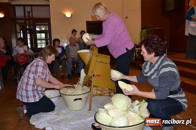Zdjęcie w galerii na portalu naszraciborz.pl: W Tworkowie kisili kapustę wiadomości z regionu