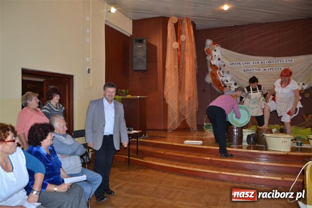 Zdjęcie w galerii na portalu naszraciborz.pl: W Tworkowie kisili kapustę wiadomości z regionu