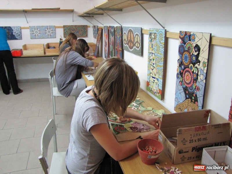 Zdjęcie w galerii na portalu naszraciborz.pl: Licealiści zmierzyli się z mozaiką wiadomości z regionu