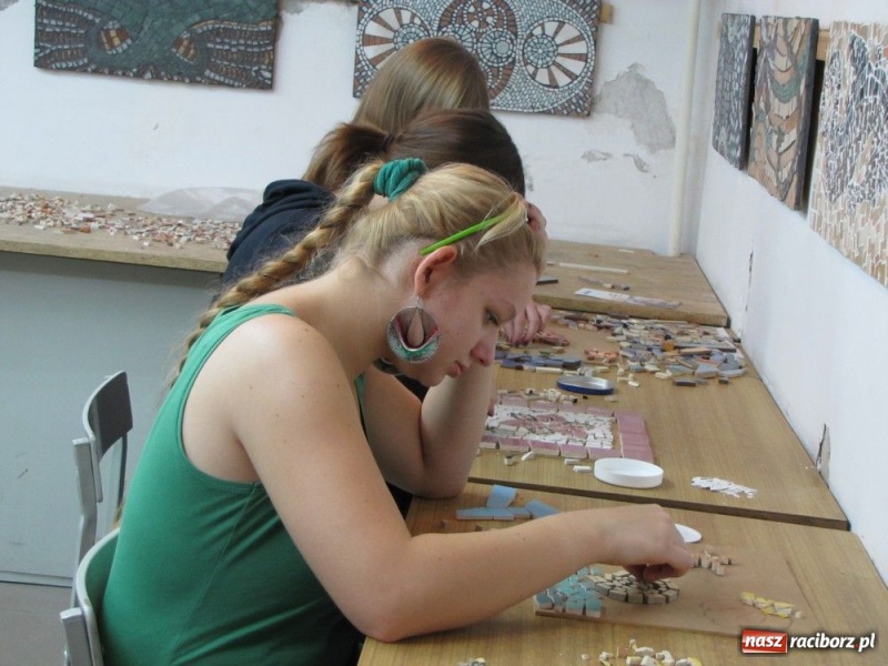 Zdjęcie w galerii na portalu naszraciborz.pl: Licealiści zmierzyli się z mozaiką wiadomości z regionu