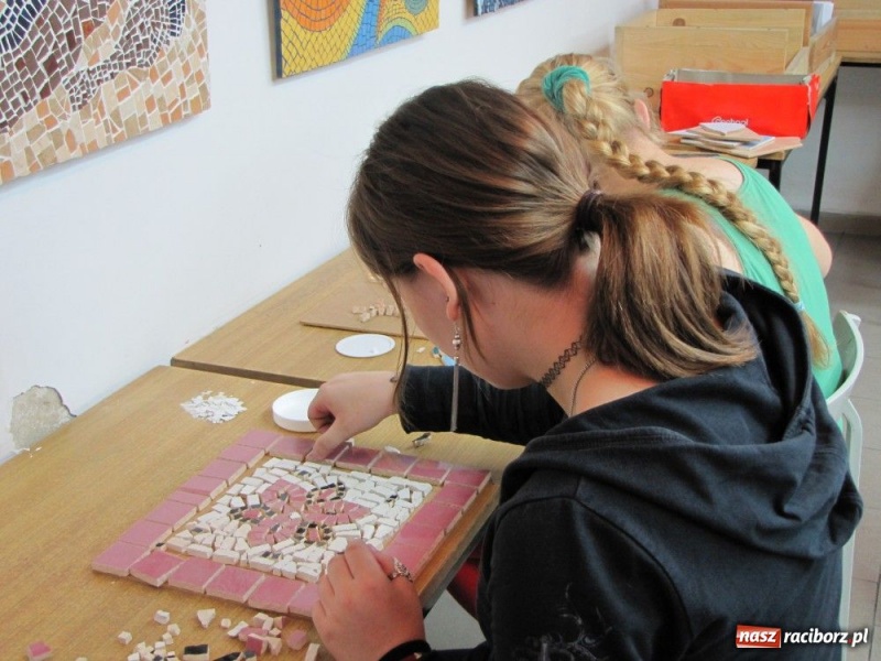 Zdjęcie w galerii na portalu naszraciborz.pl: Licealiści zmierzyli się z mozaiką wiadomości z regionu