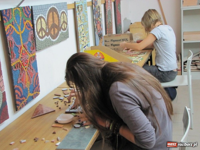 Zdjęcie w galerii na portalu naszraciborz.pl: Licealiści zmierzyli się z mozaiką wiadomości z regionu