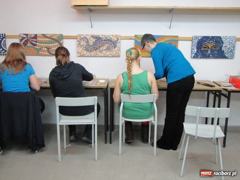 Zdjęcie w galerii na portalu naszraciborz.pl: Licealiści zmierzyli się z mozaiką wiadomości z regionu