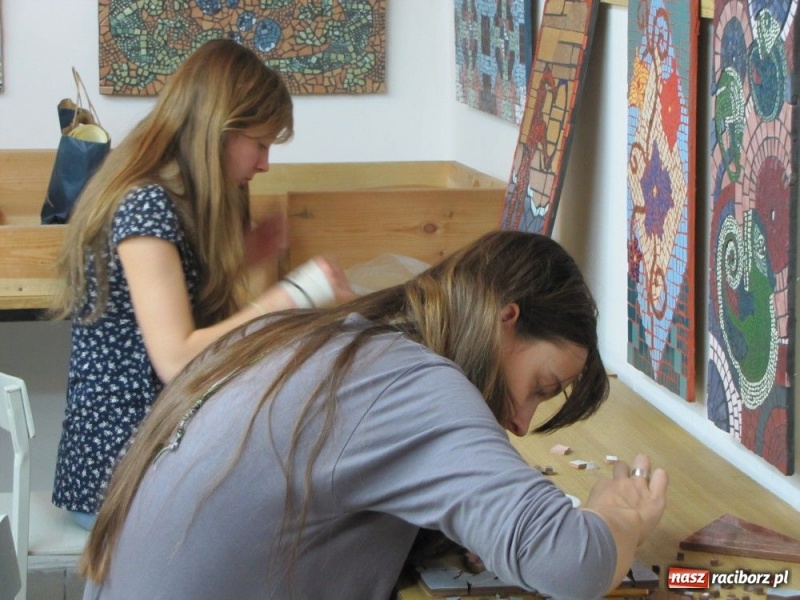 Zdjęcie w galerii na portalu naszraciborz.pl: Licealiści zmierzyli się z mozaiką wiadomości z regionu