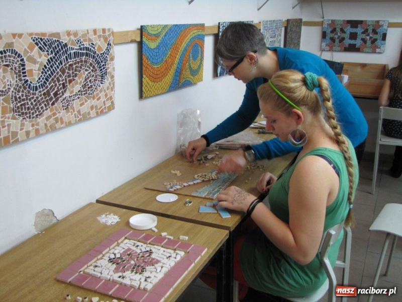 Zdjęcie w galerii na portalu naszraciborz.pl: Licealiści zmierzyli się z mozaiką wiadomości z regionu