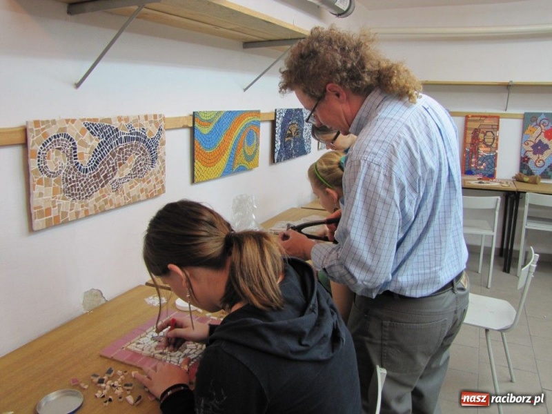 Zdjęcie w galerii na portalu naszraciborz.pl: Licealiści zmierzyli się z mozaiką wiadomości z regionu