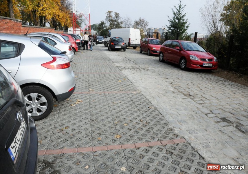 Zdjęcie w galerii na portalu naszraciborz.pl: Wzdłuż Cmentarnej powstał parking wiadomości z regionu