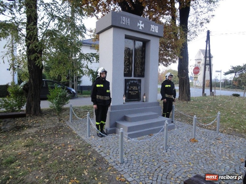 Zdjęcie w galerii na portalu naszraciborz.pl: Poświęcenie pomnika poległych wiadomości z regionu