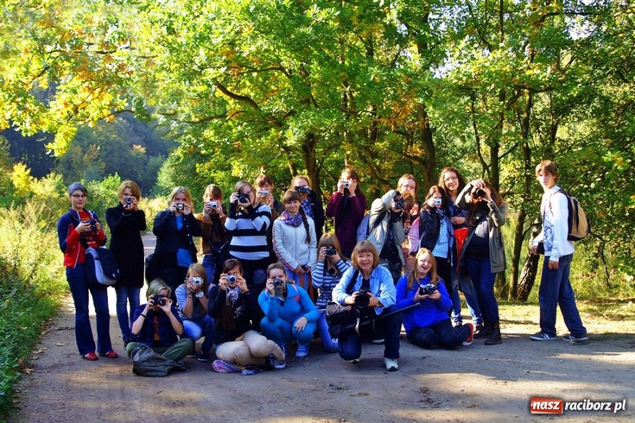 Zdjęcie w galerii na portalu naszraciborz.pl: Licealiści poszli w plener wiadomości z regionu