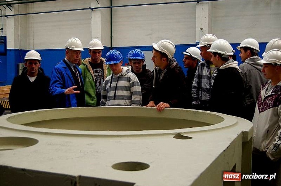 Zdjęcie w galerii na portalu naszraciborz.pl: Młodzież zwiedzała Rafamet wiadomości z regionu