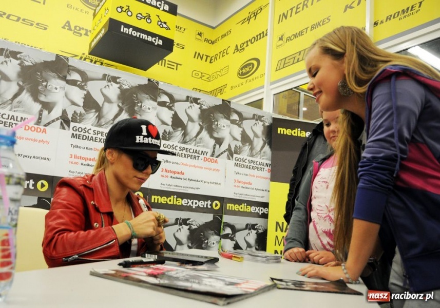 Zdjęcie w galerii na portalu naszraciborz.pl: Doda podpisywała płyty w Raciborzu wiadomości z regionu