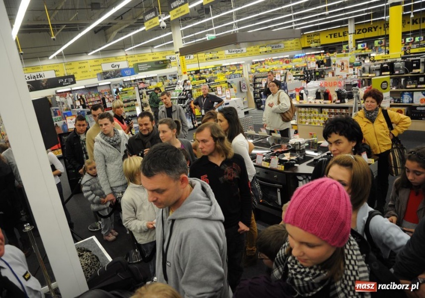 Zdjęcie w galerii na portalu naszraciborz.pl: Doda podpisywała płyty w Raciborzu wiadomości z regionu