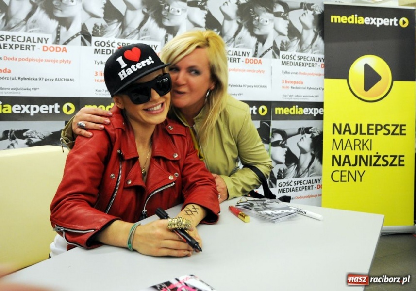 Zdjęcie w galerii na portalu naszraciborz.pl: Doda podpisywała płyty w Raciborzu wiadomości z regionu